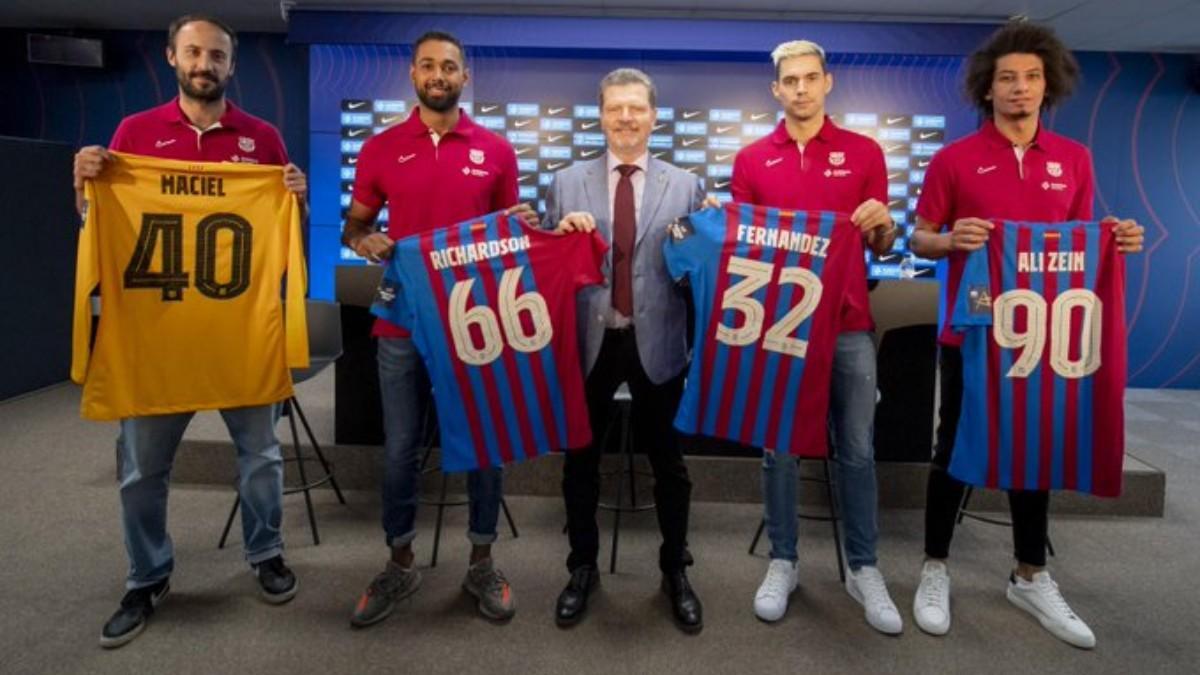 Los cuatro fichajes de la sección de balonmano posan con su nueva camiseta