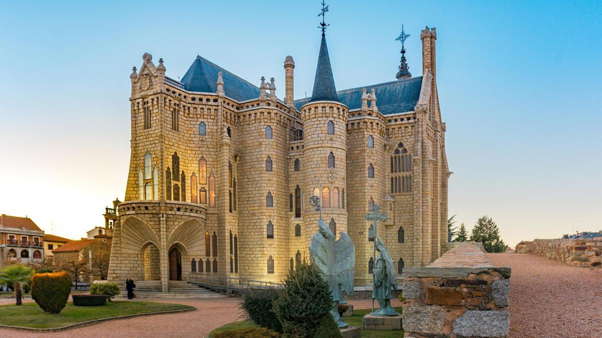El triángulo de oro más impresionante de España: catedral neogótica, muralla romana y palacio episcopal en una misma ciudad