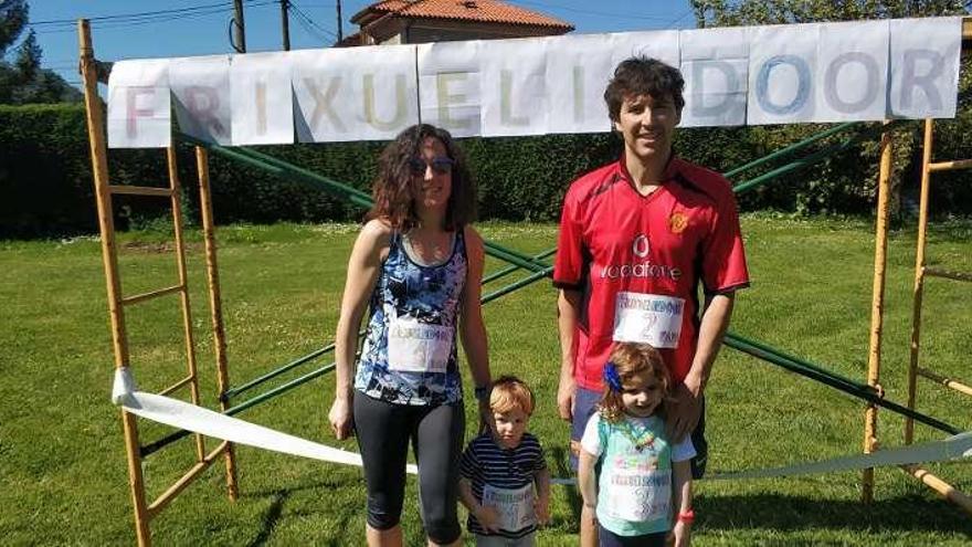 Zita González y Carlos Álvarez, con sus hijos Enzo y Zita, durante la prueba dentro de su finca.