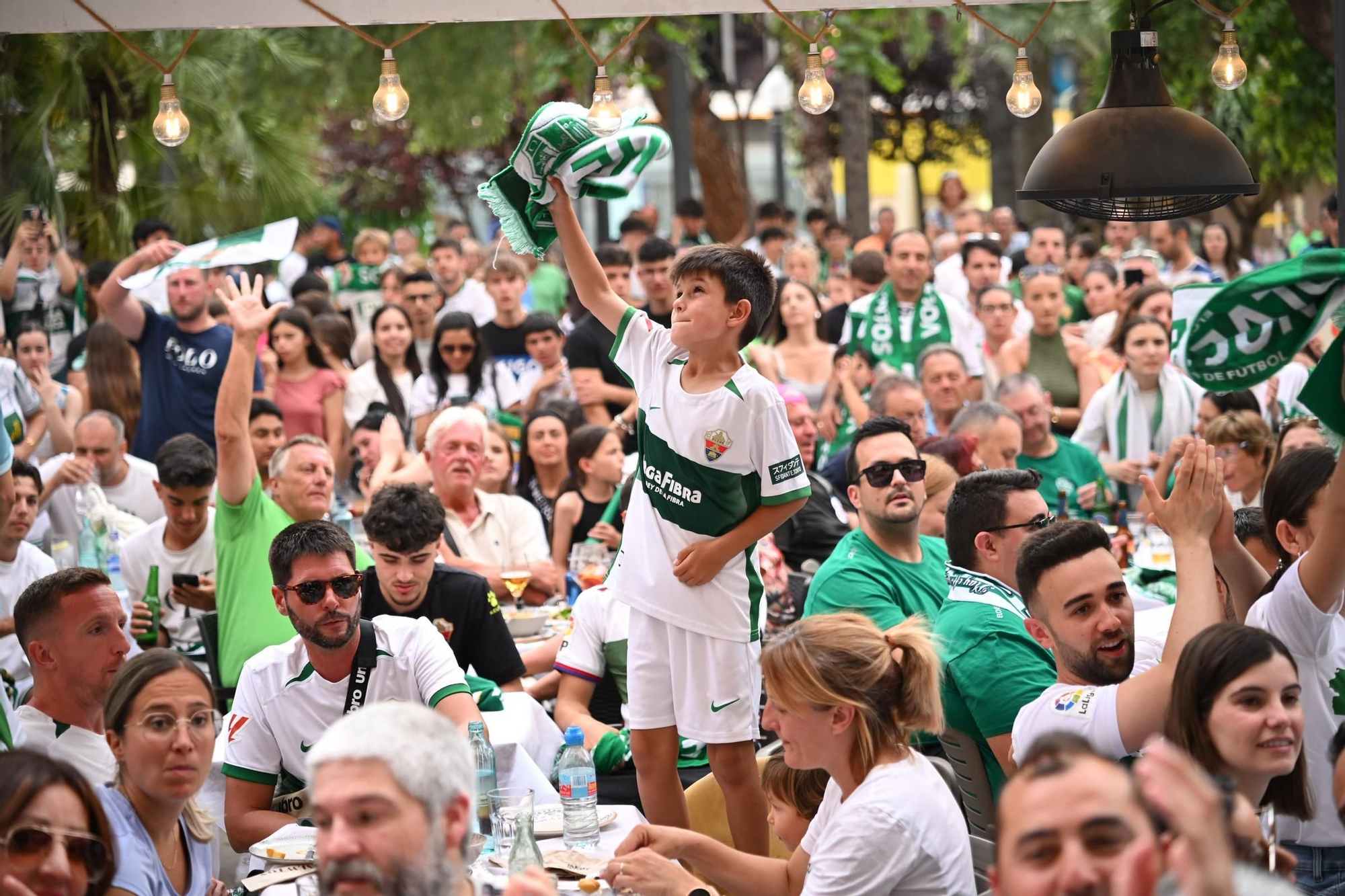 Terrazas llenas y nervios a flor de piel en el centro de Elche para ver el partido