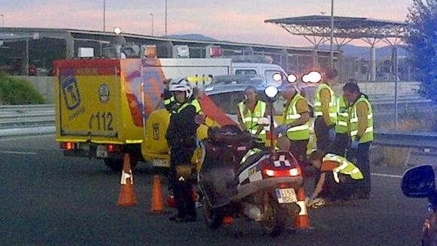 Los sanitarios atienden a la mujer en el lugar del trágico suceso. / efe