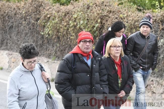 Los romeros acompañan a la Santa pese al frío.