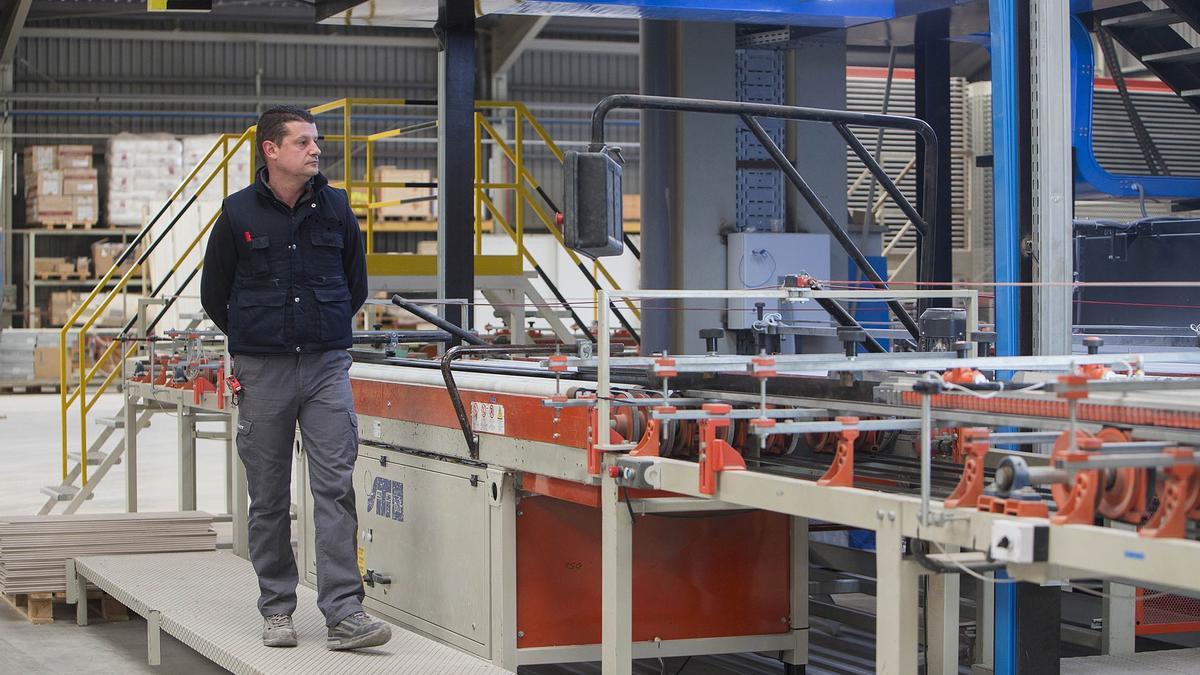 Un trabajador de una azulejera de Castellón.