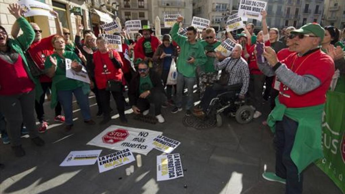 Más de un centenar de personas se manifestaron ayer en Reus contra la pobreza energética.