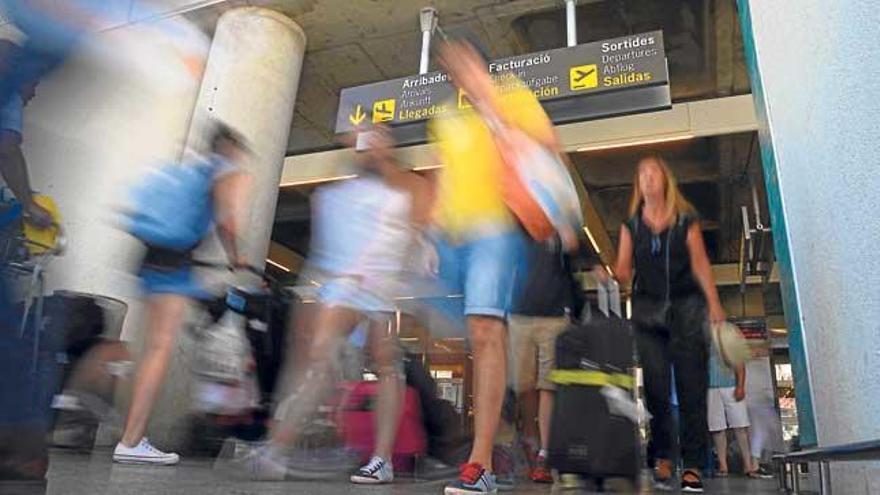 Actividad frenética en el aeropuerto: tanto en julio como en agosto Mallorca ha alcanzado cifras máximas de turistas.