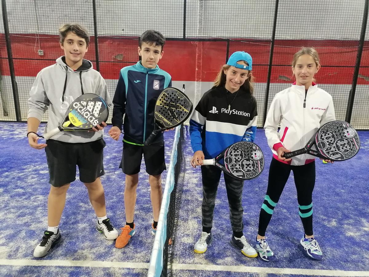 Jóvenes participantes en la pasada edición de la Liga Unieléctrica de Pádel.