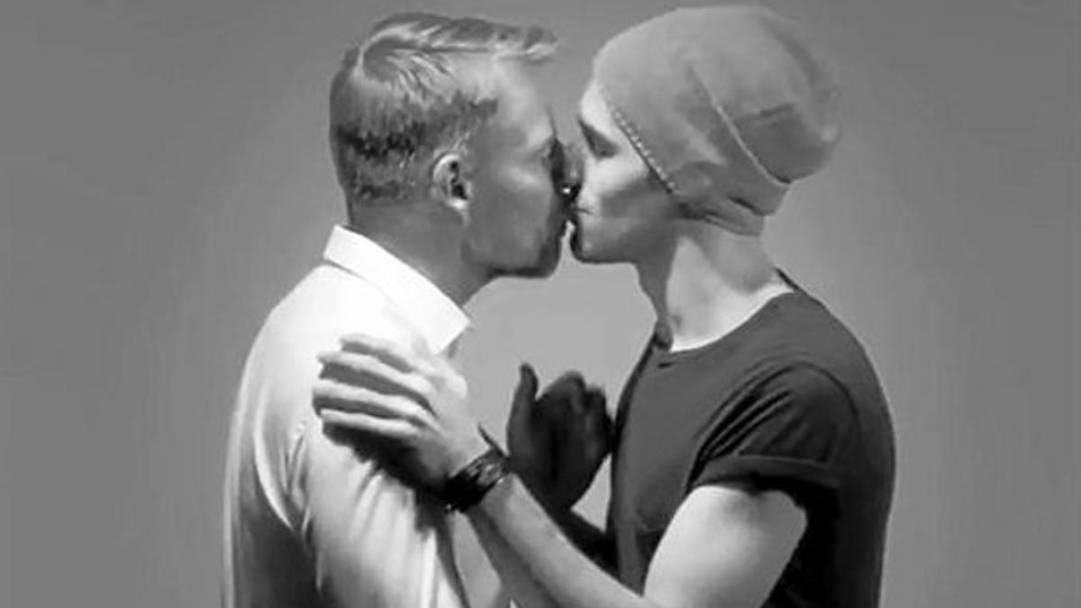 El beso entre dos hombres del espot de Wuaki.tv sobre el que se ha formulado la denuncia.