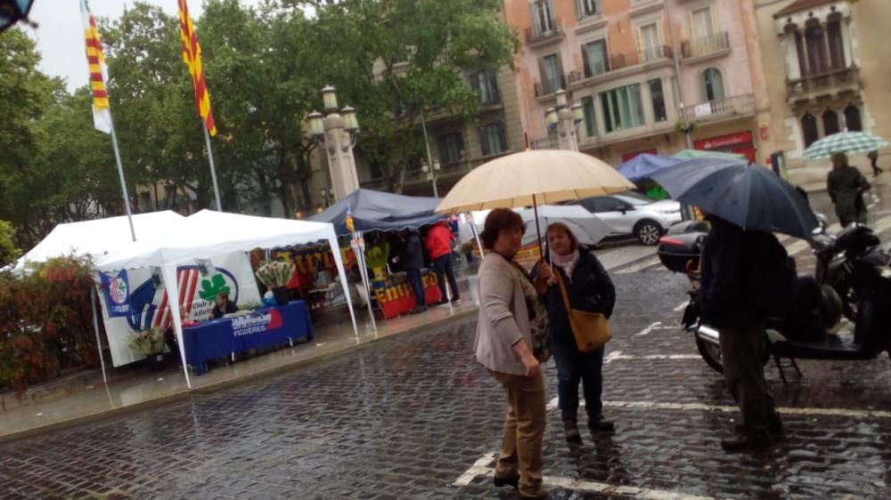 Sant Jordi marcat per la pluja a Figueres