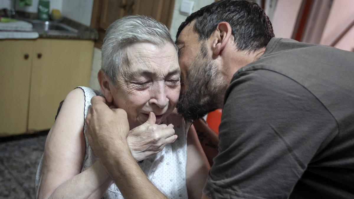 María y Manuel en la vivienda