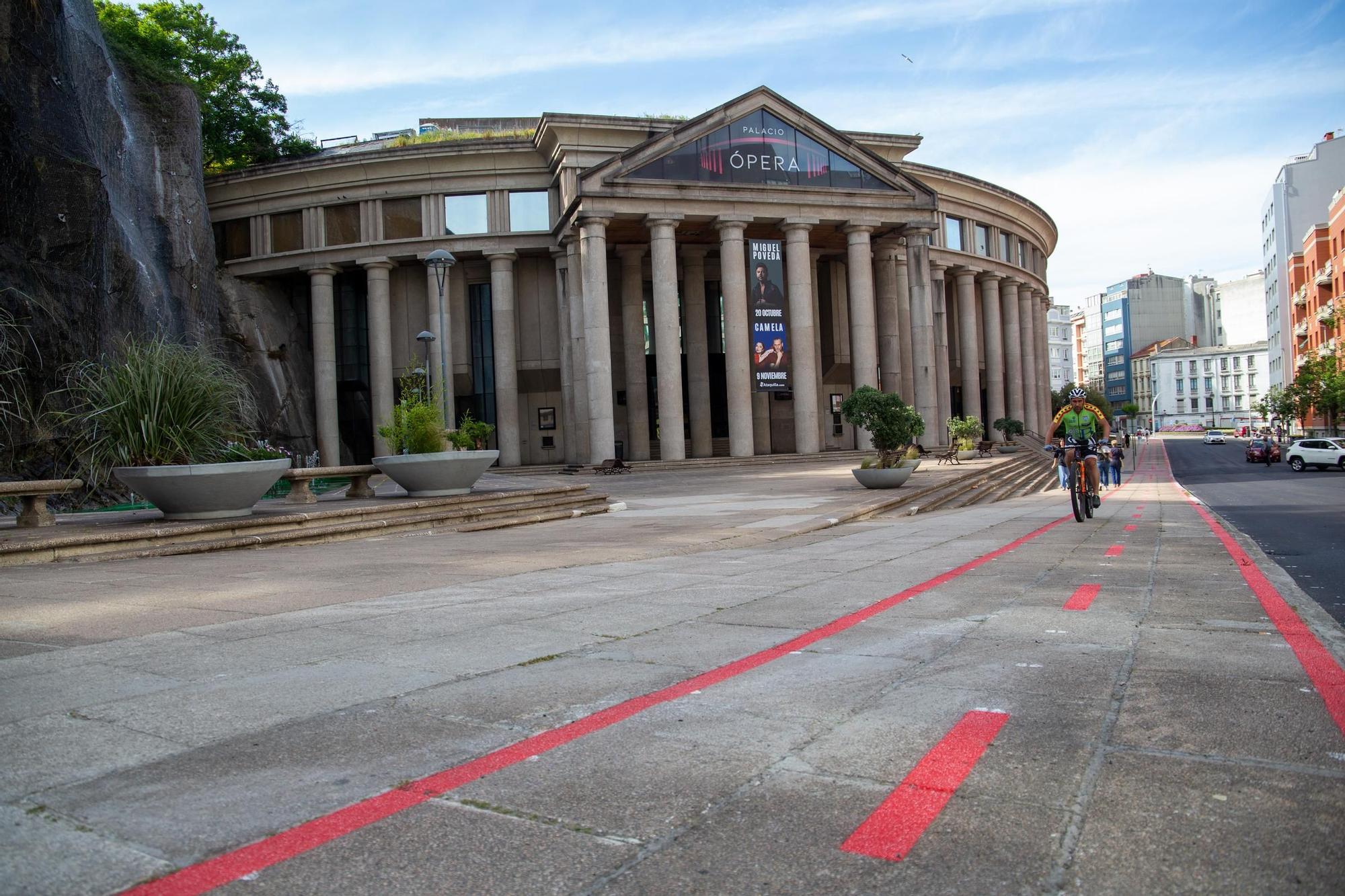 El carril bici de la avenida de Arteixo suma el tramo del Palacio de la Ópera