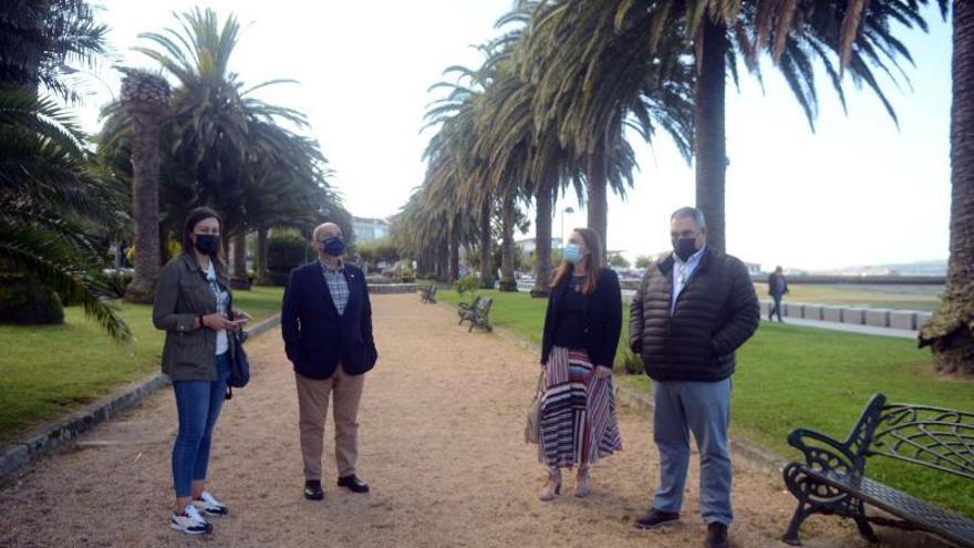 Sabela Fole, Carlos Trigo, Silvia Fernández y Luis Aragunde, ayer en los jardines de A Calzada. |