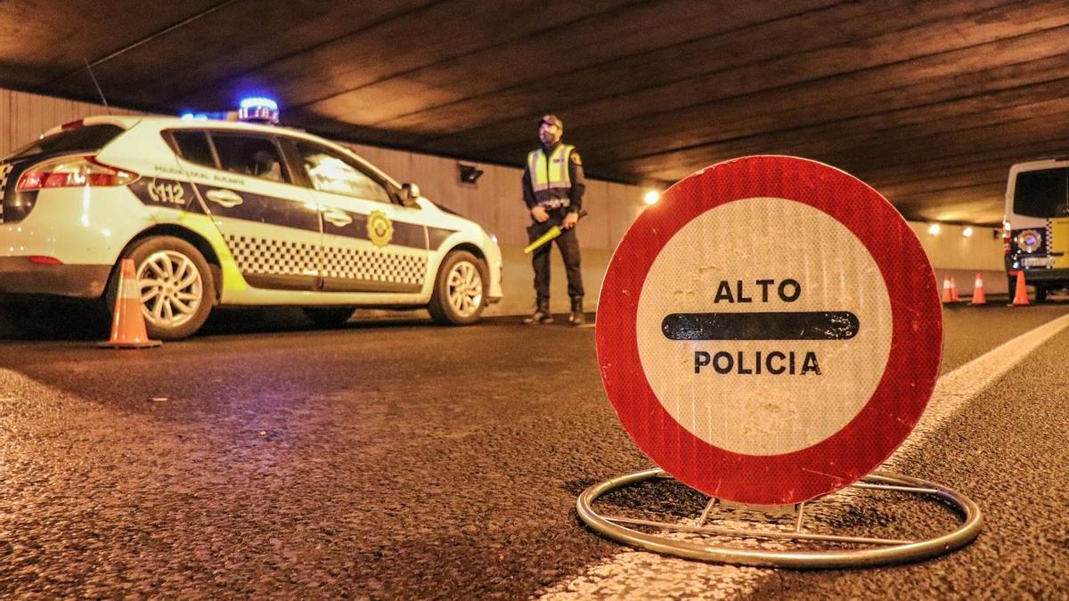 Un control nocturno de la Policía Local de Alicante, en una imagen reciente