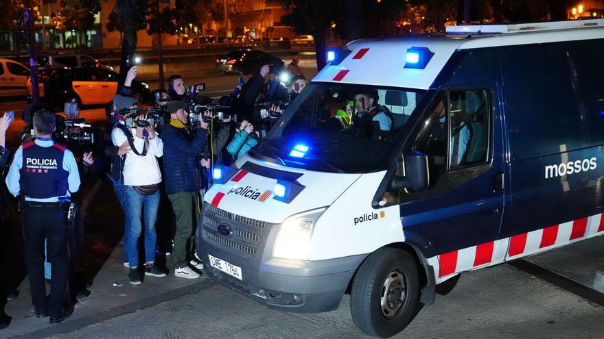 La furgoneta de los Mossos lleva a Dani Alves de los calabozos a la prisión.  //  | ENRIC FONTCUBERTA