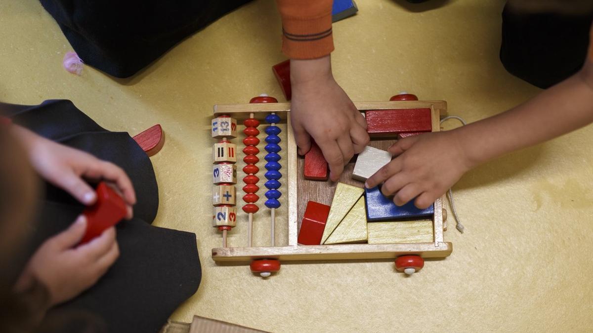 Dos niños, jugando en casa durante el confinamiento