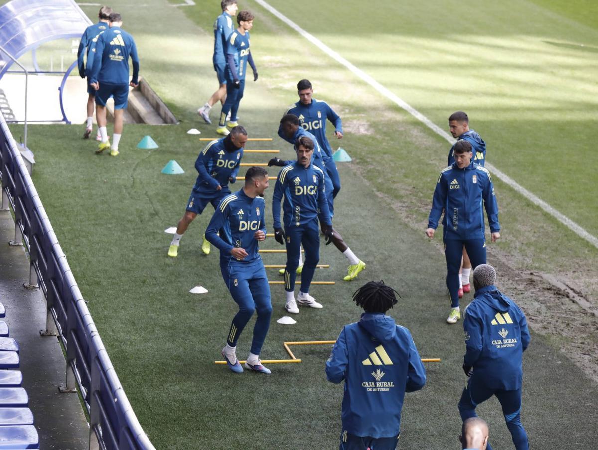 Los jugadores del Oviedo, durante el entrenamiento de ayer en el Tartiere. | FERNANDO RODRÍGUEZ
