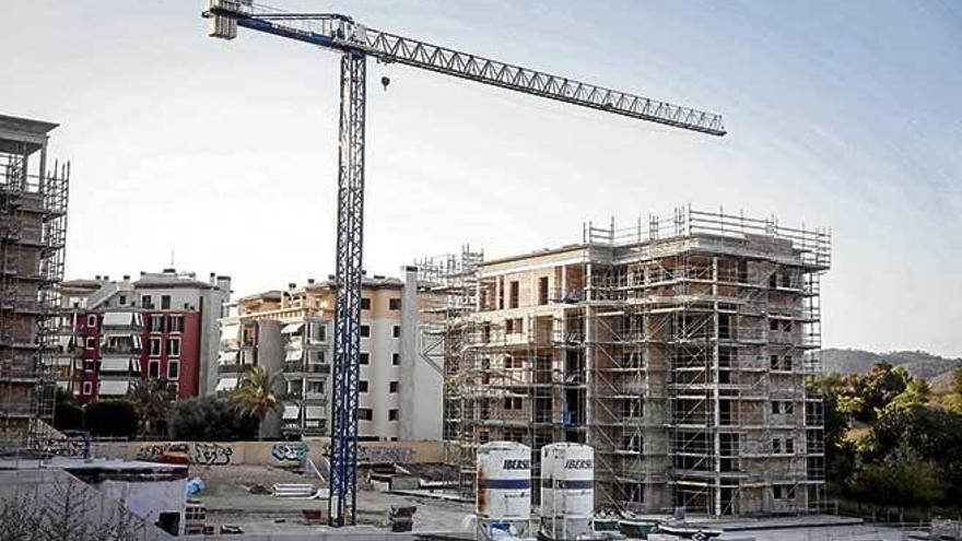 En Mallorca cada vez se proyectan más viviendas nuevas pero se terminan menos.