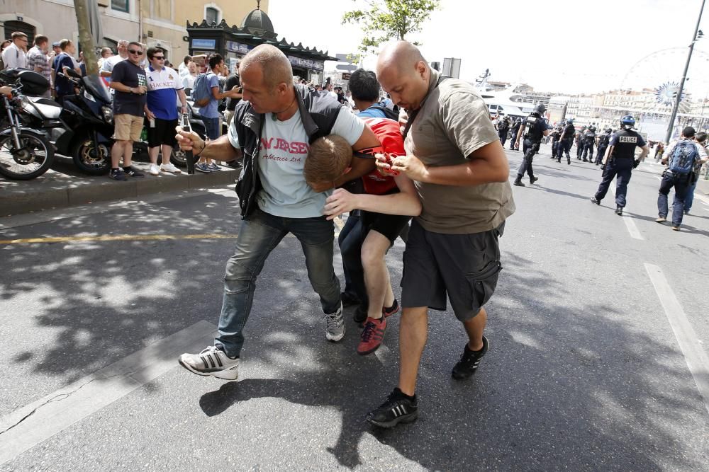 Enfrentamientos entre "hooligans" y la Policía de Marsella