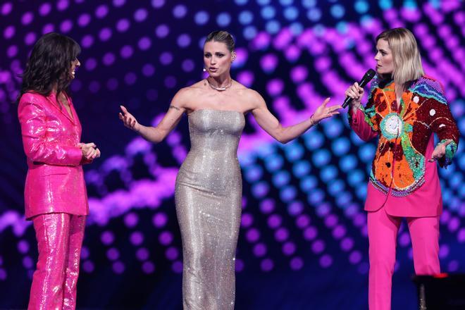 17 May 2025, Switzerland, Basel: Presenters Michelle Hunziker (C), Hazel Brugger (r) and Sandra Studer take to the stage of the St. Jakobshalle for the grand final of the 69th Eurovision Song Contest (ESC 2025). Photo: Jens Büttner/dpa 17/05/2025 ONLY FOR USE IN SPAIN. Jens Büttner/dpa;arts;entertainment;music;Eurovision Song Contest 2025 - Grand Final;