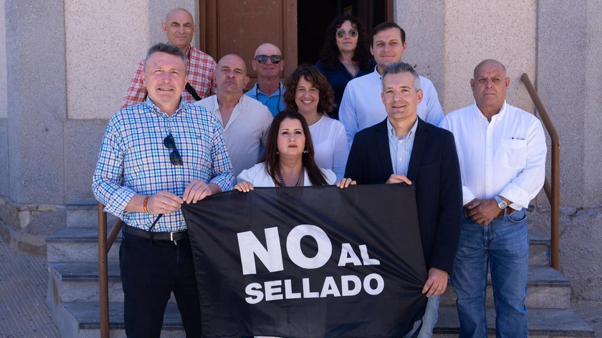 El presidente de Vox en la Región de Murcia, José Manuel Pancorbo, se sumó a la protesta vecinal