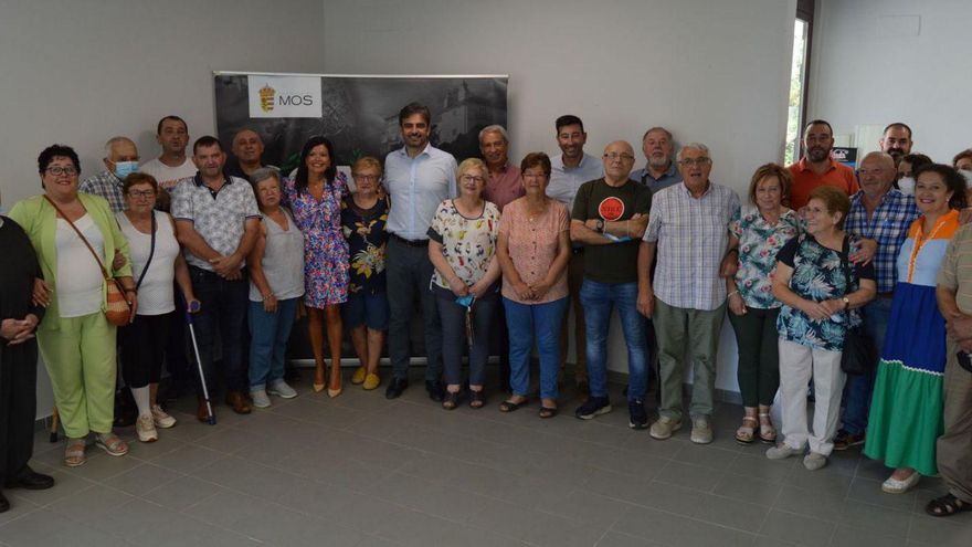 Vecinos de Dornelas, con la alcaldesa, Nidia Arévalo, y el vicepresidente, Diego Calvo.