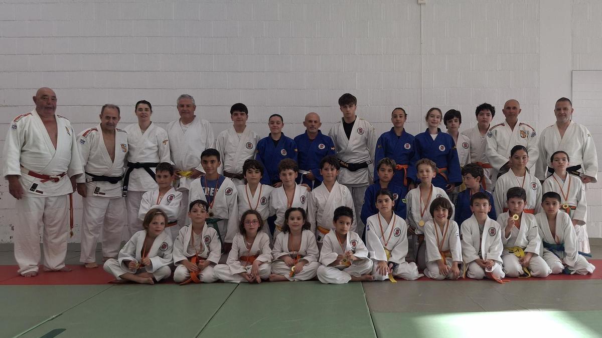 Judokas zamoranos posan tras la masterclass impartida por Muniesa.