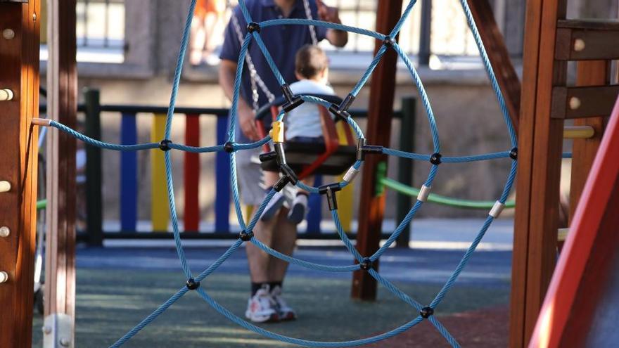 Un padre con su hijo en un parque.