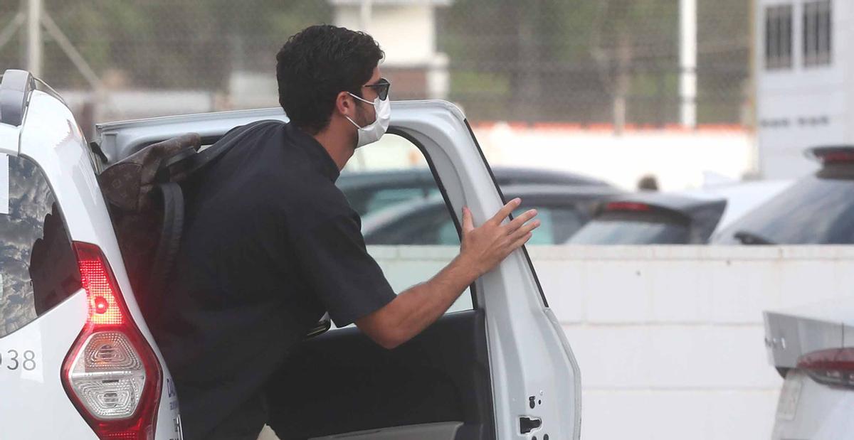 Guedes, saliendo de un taxi en la CD de Paterna