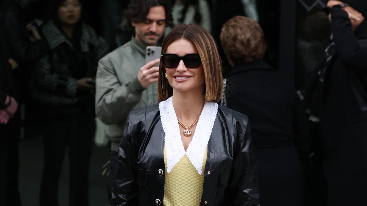 Penélope Cruz y su look de contrastes en el desfile de Chanel en París.