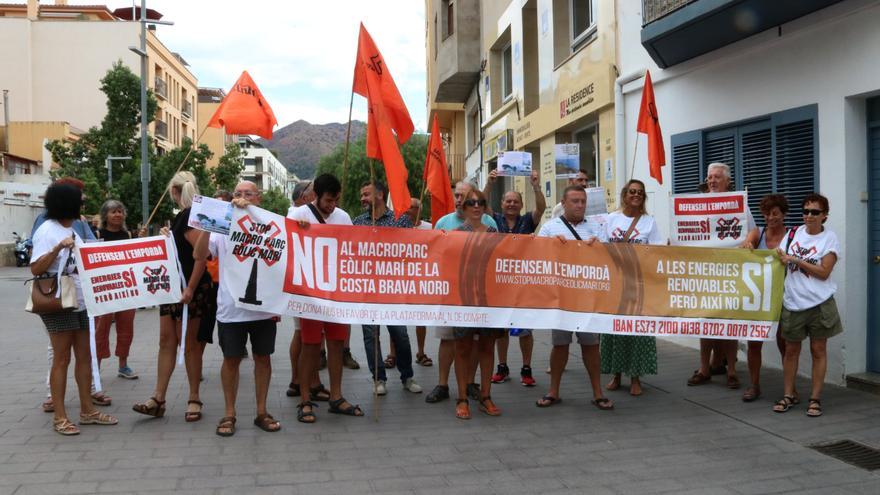 Promotors i opositors del parc eòlic Tramuntana escenifiquen l&#039;estira-i-arronsa en un acte informatiu a Roses