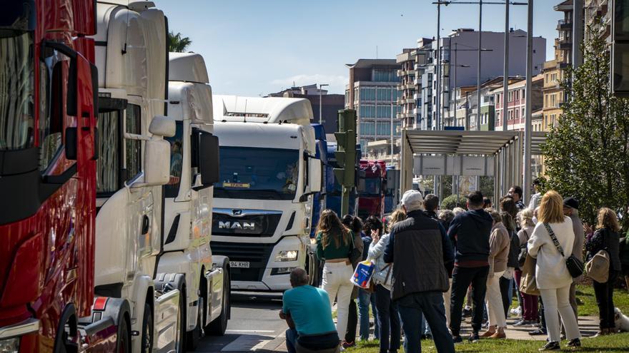 Los transportistas canarios aplazan el paro convocado para el lunes