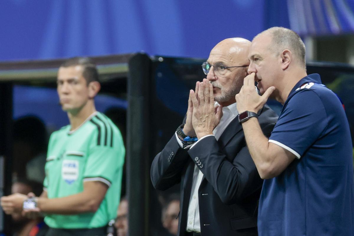 El seleccionador de España, Luis de la Fuente comenta con su ayudante Juanjo González durante el partido del grupo H del Mundial 2026 entre España y Cabo Verde