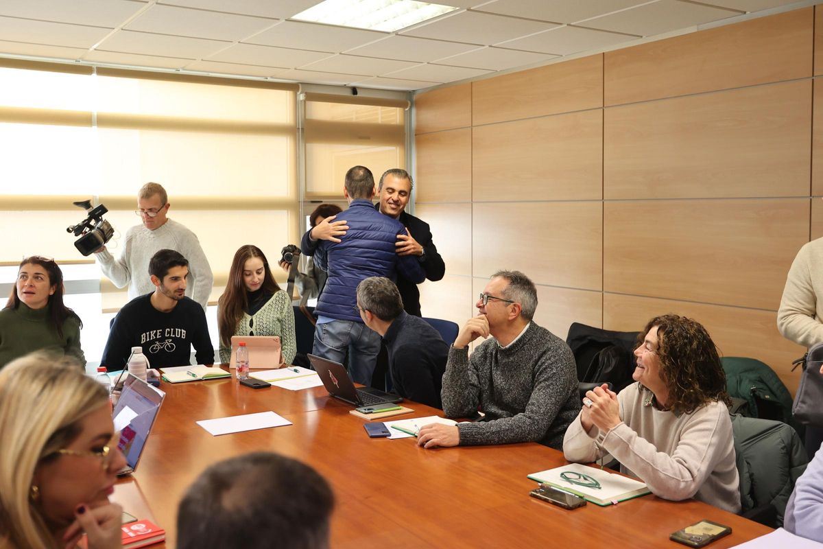 El conseller Antoni Vera, saludando a los representantes sindicales.