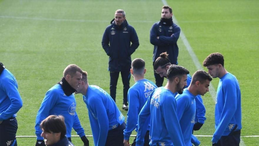 Óscar Cano observa a los jugadores durante un entrenamiento en Riazor. |  // CARLOS PARDELLAS