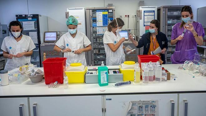 Enfermeras preparando los medicamentos para los distintos pacientes críticos