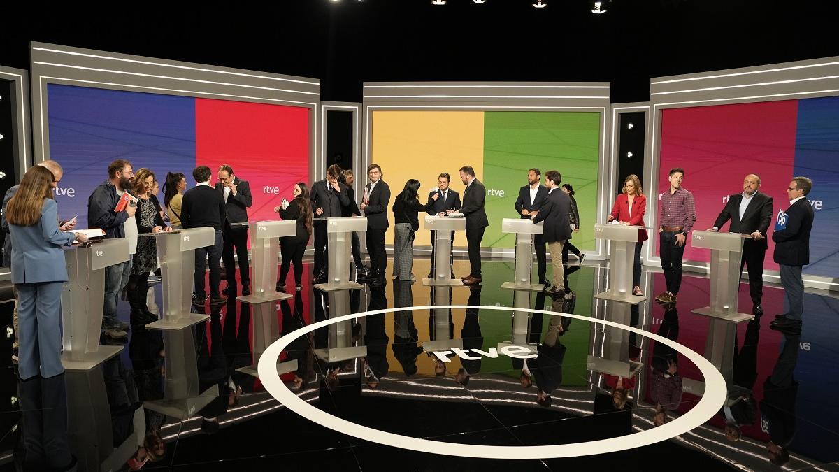 Los candidatos con sus asesores antes del debate de TVE