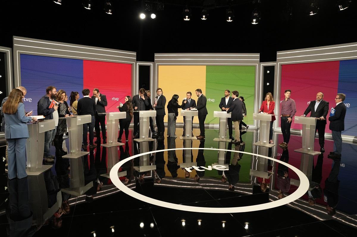 Los candidatos con sus asesores antes del debate de TVE