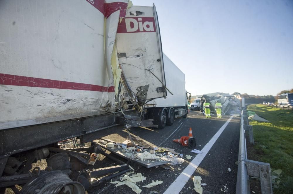 La AP-9 cortada en Abegondo al chocar dos camiones