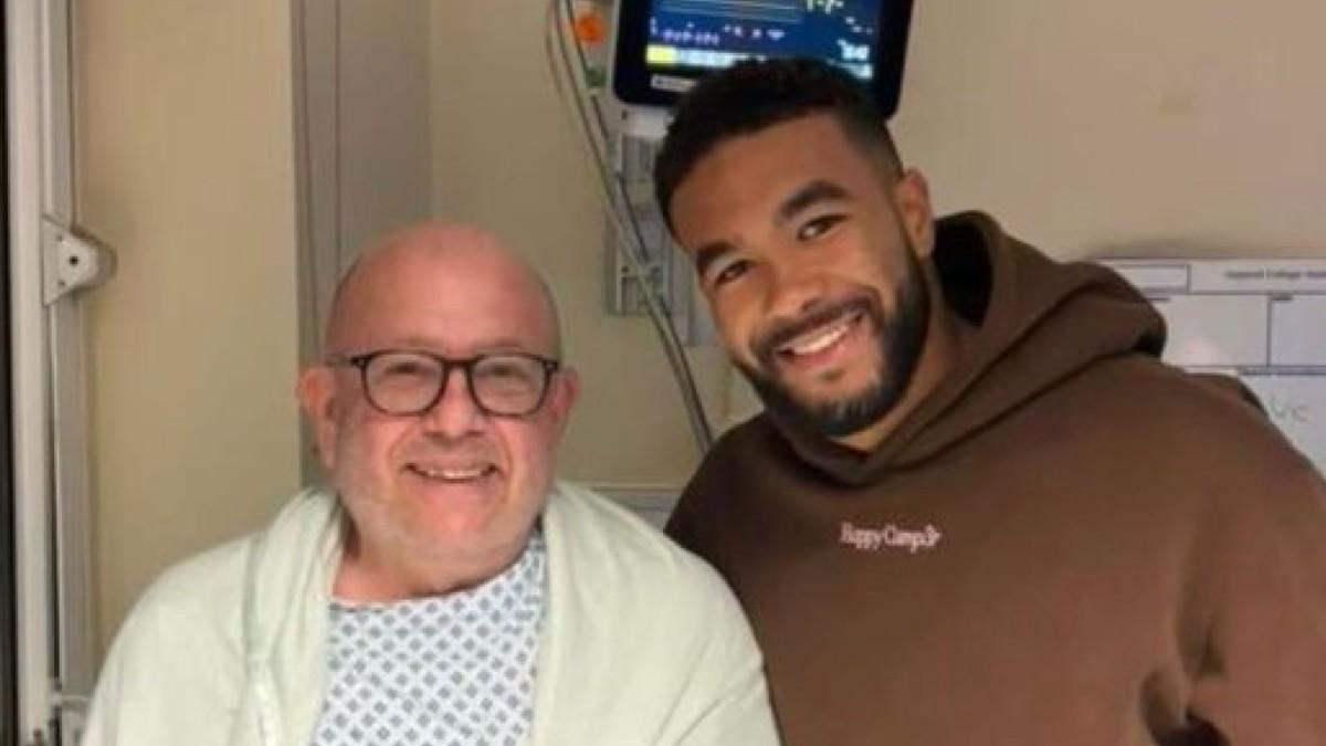 Reece James, junto al fan del Chelsea