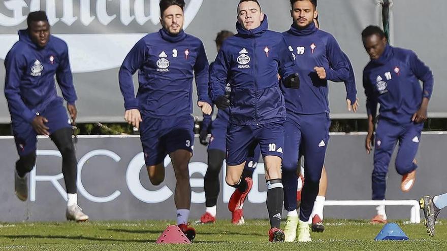 Aspas, flanqueado por Costas y Boufal ,durante el entrenamiento de ayer en A Madroa. // Ricardo Grobas