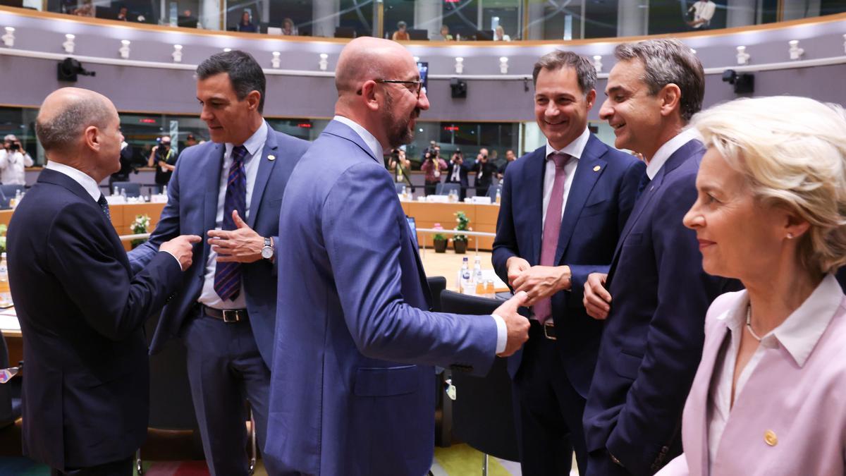 Cimera del Consell Europeu amb el president del govern espanyol, Pedro Sánchez, el canceller alemany, Olaf Scholz, el president del Consell Europeu, Charles Michel, i la presidenta de la Comissió Europea, Ursula von der Leyen.