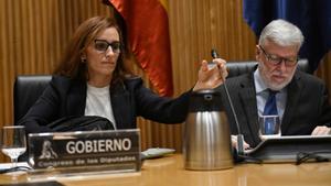 La ministra de Sanidad, Mónica García y el presidente de la comisión y diputado de Sumar, Agustín Santos, durante la Comisión de Sanidad, en el Congreso de los Diputados, a 26 de enero de 2024, en Madrid (España). Durante su comparecencia, Mónica García h