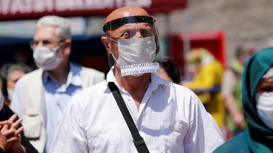 Varias personas con mascarilla y protectores faciales en Estambul.