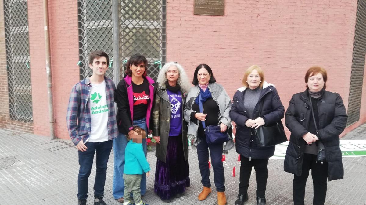 Teresa Rodríguez, junto a las hermanas de García Caparrós en Málaga.