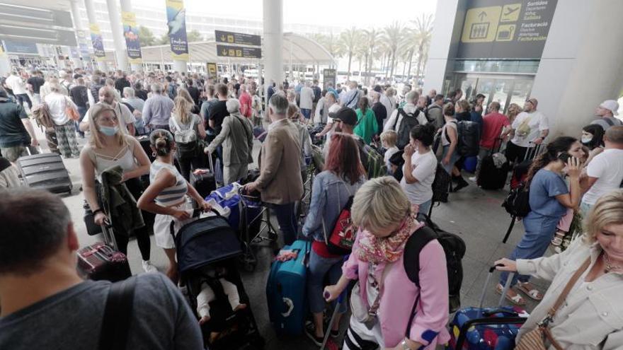 Pasajeros en el aeropuerto de Palma.  MANU MIELNIEZUK