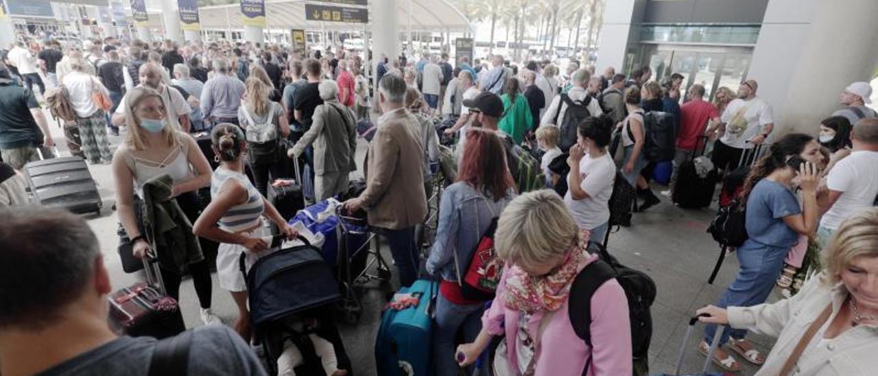 Denuncian que no se han incorporado más policías al aeropuerto de Palma | MANU MIELNIEZUK