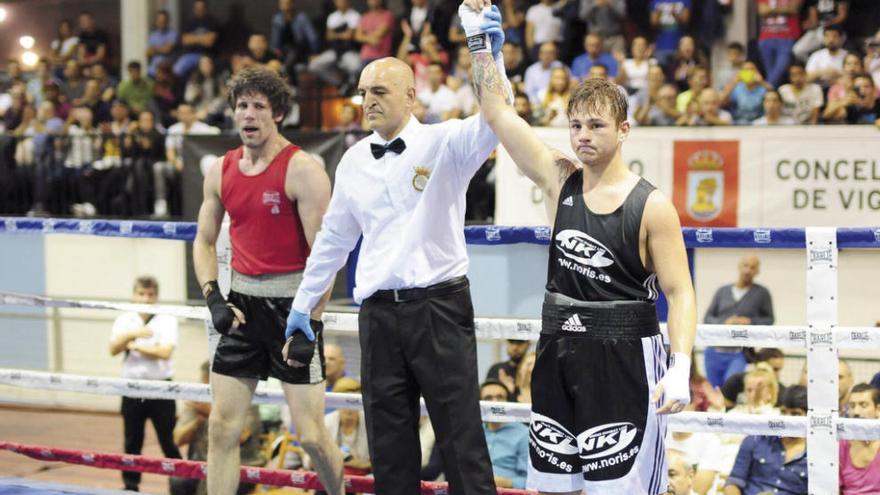 Arriba, Loureiro tras ganar a Ruiz; al lado, con el premio de la Federación Gallega.