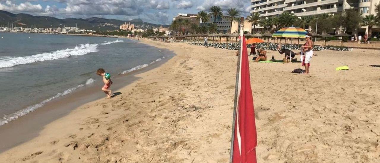 Playa de Can Pere Antoni, un día de bandera, roja.