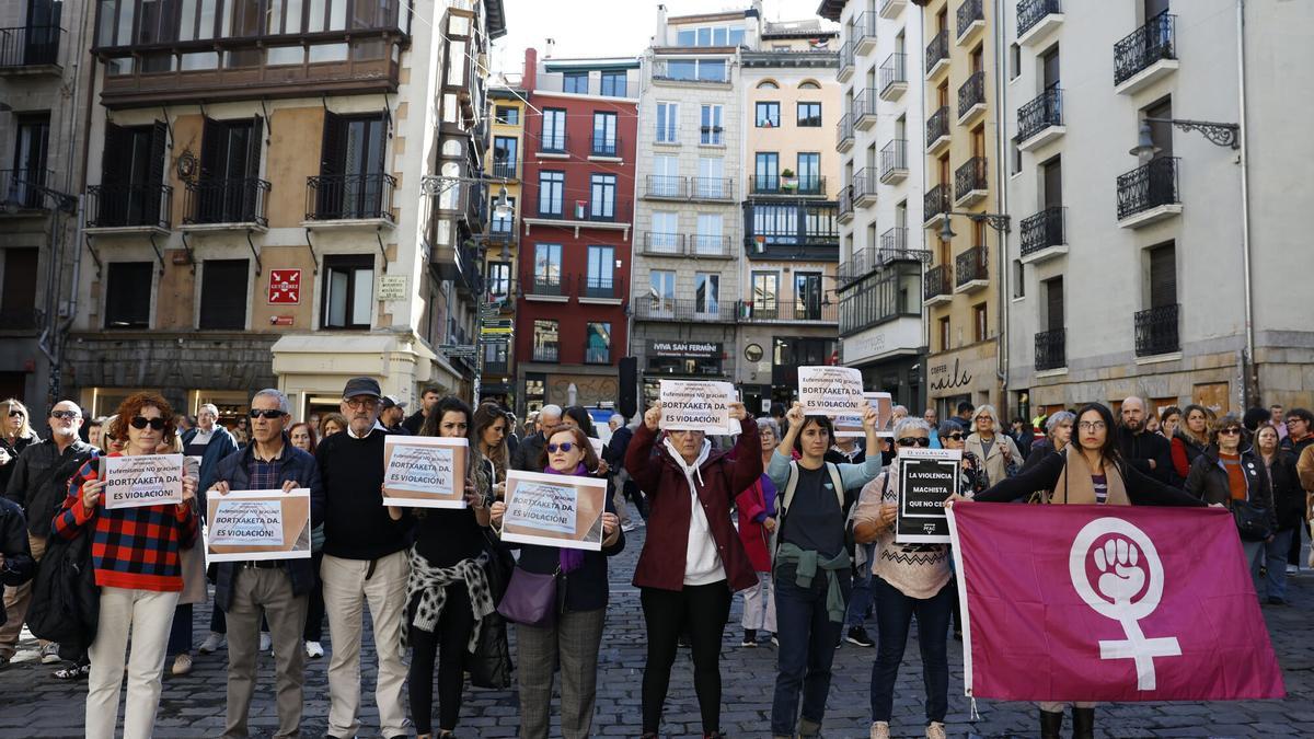 PAMPLONA, 30/10/2025.- Concejales del Ayuntamiento de Pamplona encabezados por el alcalde Josba Asiron (2d), y un grupo de ciudadanos, durante la concentración convocada este jueves en repulsa por la agresión sexual sufrida por una mujer en el entorno de la carpa universitaria. EFE/ Jesús Diges
