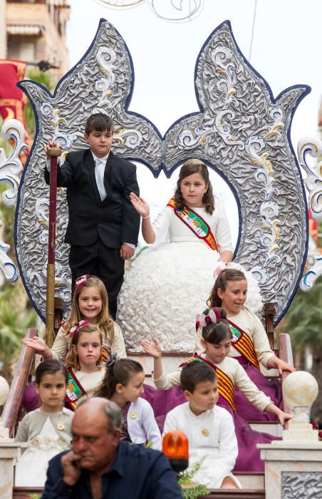 Los bailes y los trajes de los componentes de las comparsas llenaron la calle Alicante y la avenida Ancha de Castelar de colorido y originalidad.