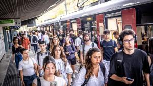 Volquetes de alumnos salen de los vagones de un tren de FGC en la parada de Universitat Autònoma, el viernes por la mañana